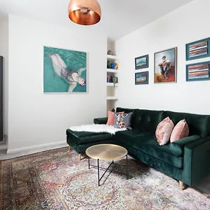 https://the-artists-retreat-2-min-to-beach.brighton-hotels-england.com